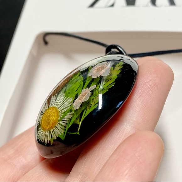 NWT Zara Dry Flowers in Glass Statement Necklace - Picture 10 of 11